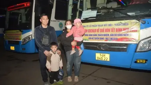 Hành khách chuẩn bị giấy tờ, khai báo y tế tại bến xe liên tỉnh