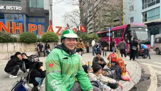 Nhà xe công bố quy định và bố trí dung dịch sát khuẩn tại cửa lên xuống