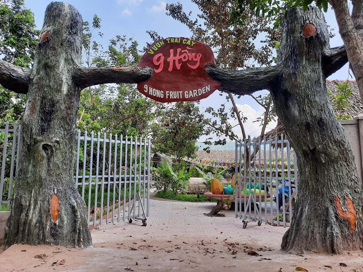 Lối vào Vườn trái cây 9 Hồng Cần Thơ rợp bóng cây xanh