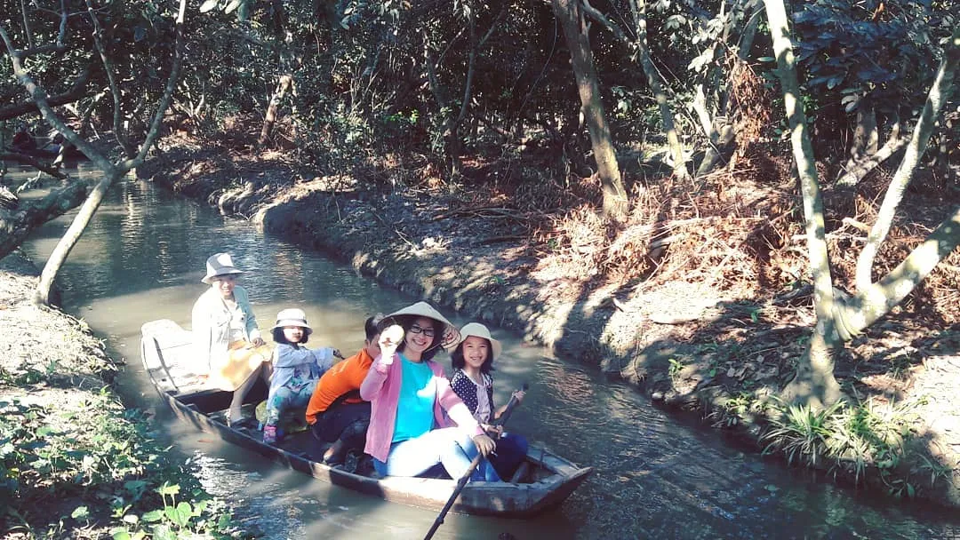Chèo xuồng hái trái trên kênh – trải nghiệm sông rạch tiêu biểu của Phong Điền