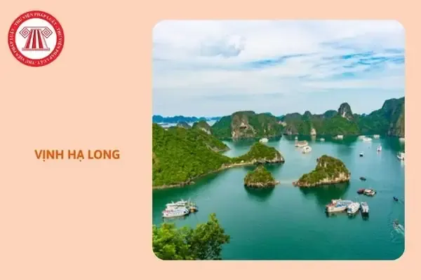 Toàn cảnh các đảo đá vôi trên mặt biển xanh ngọc tại Vịnh Hạ Long