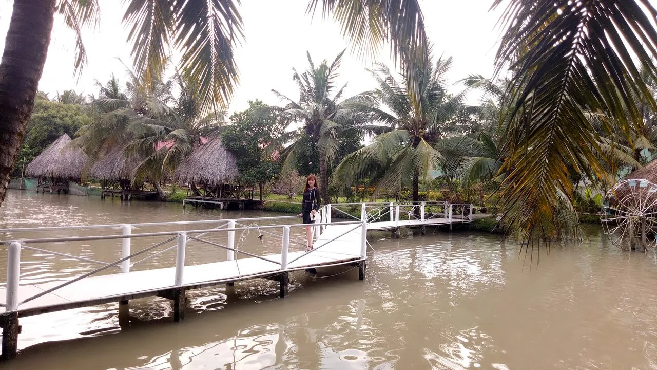 Cầu gỗ sơn trắng dẫn vào khu vui chơi và check-in trong vườn