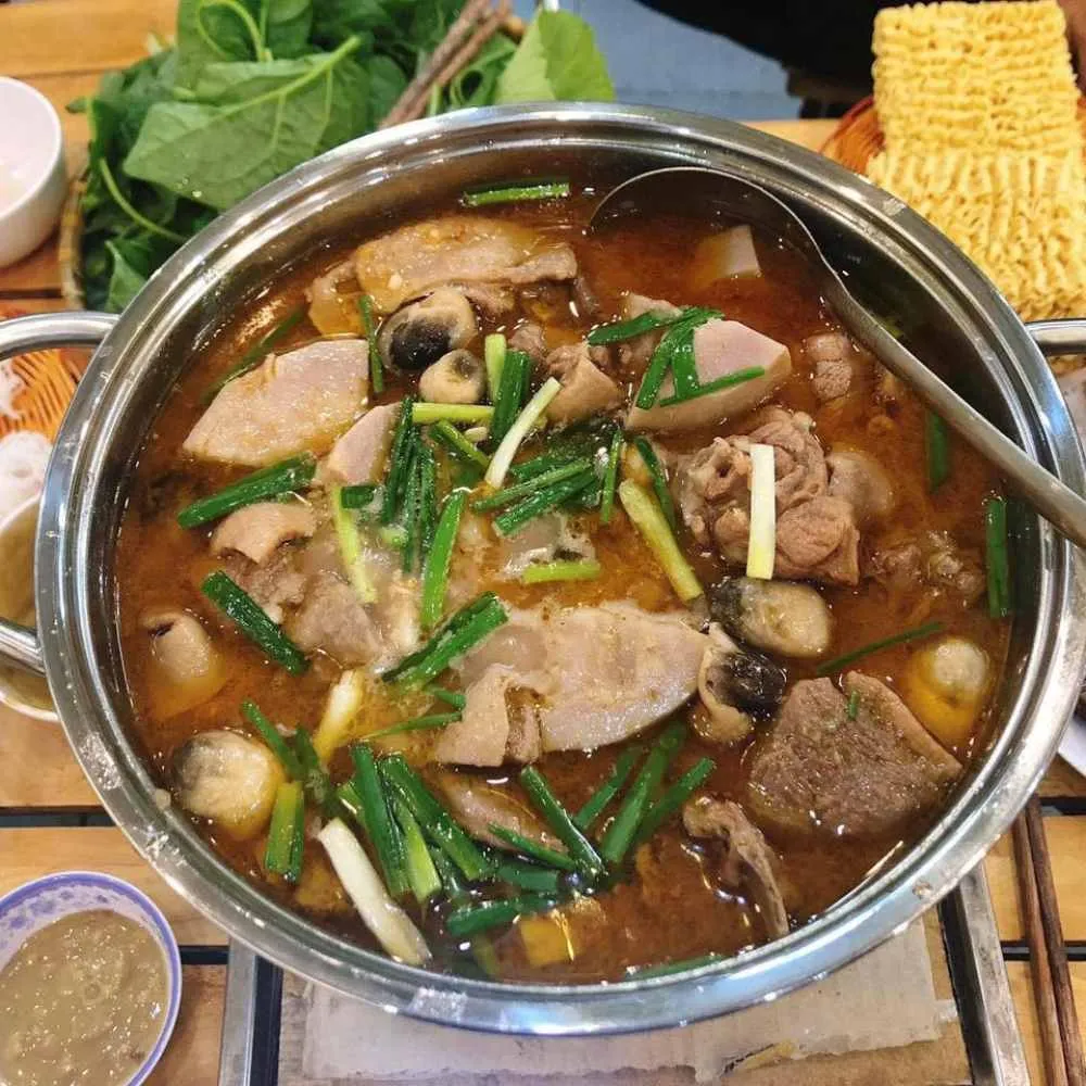 Nồi lẩu đầy đặn cùng rau vườn tươi – lựa chọn được nhiều nhóm khách yêu thích