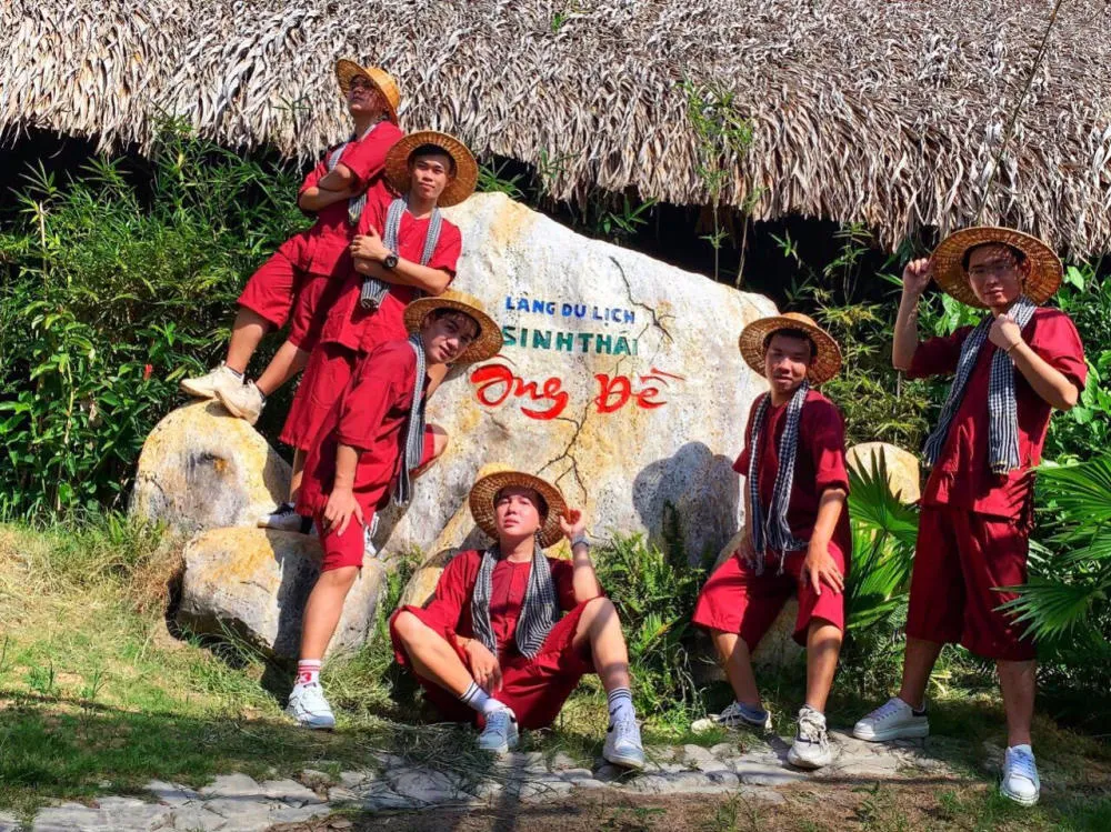 Tiểu cảnh mái lá, cầu tre và guồng nước tái hiện không gian miền Tây