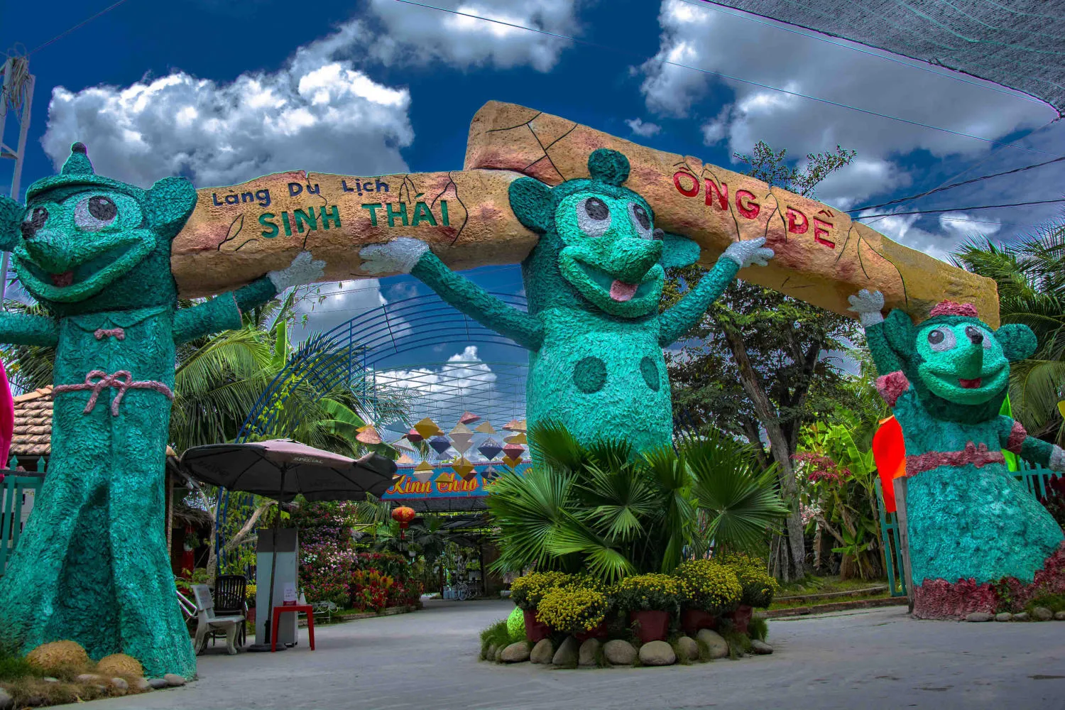 Cổng vào Khu du lịch Ông Đề với không gian xanh và bảng tên nổi bật