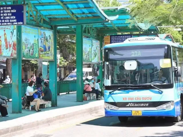 Tuyến buýt nội thành chạy qua khu vực hồ Hoàn Kiếm