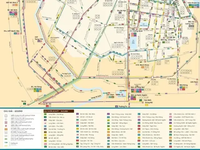 Xe buýt Hà Nội đón khách lúc chiều tối trên phố cổ