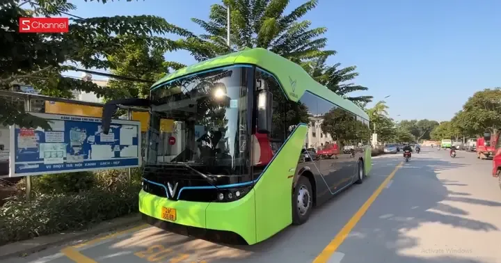 Xe buýt Hà Nội dừng tại trạm khi trời đã nhá nhem tối