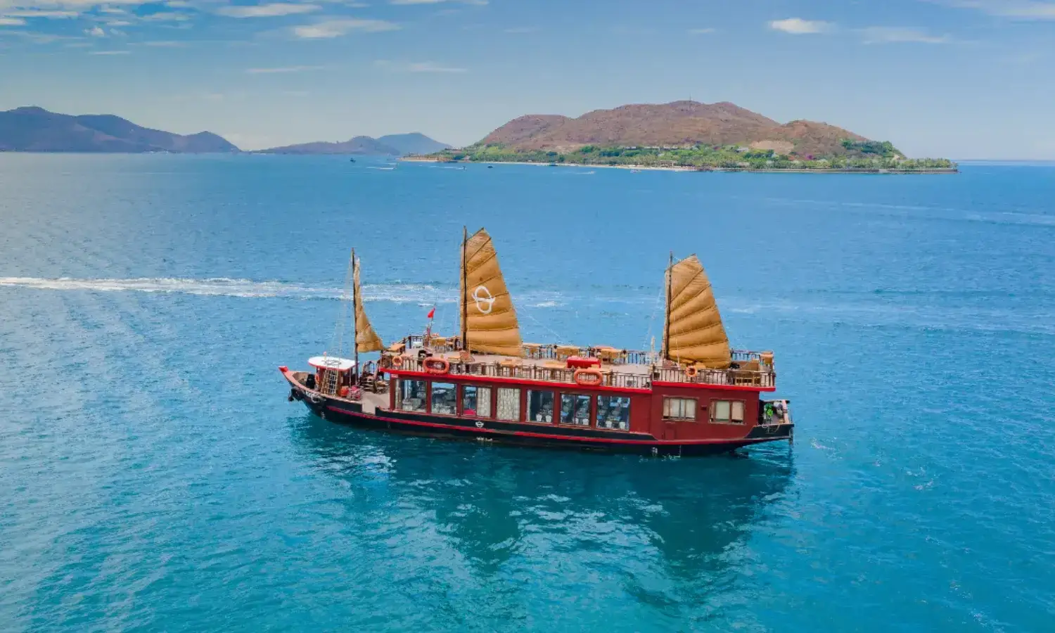 Hoàng hôn trên du thuyền – khoảnh khắc khó quên | Nguồn: Traveloka